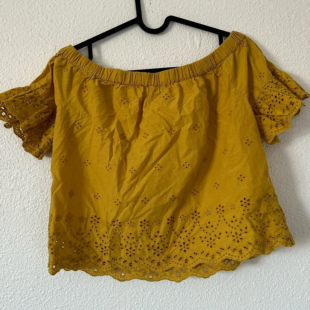 Womens Eyelet Off-the-Shoulder Top Short Sleeve Size small - Image 4