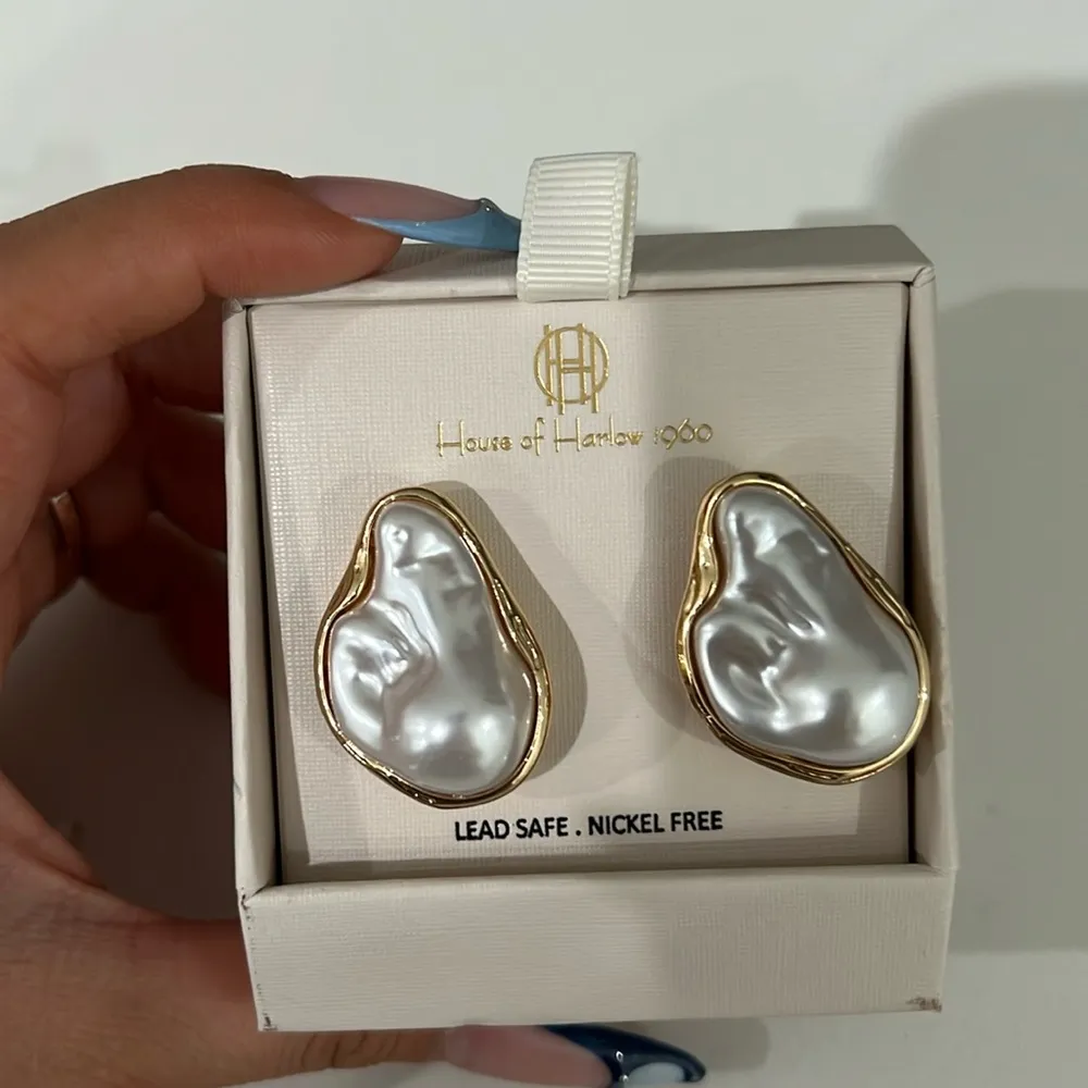 House of Harlow 1960 Pearl Earrings Gold - Image 3