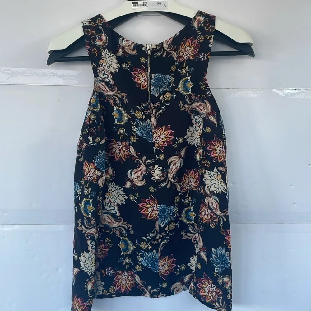 Paper Crane Women’s Black Floral Sleeveless Flowy Lightweight Blouse Medium - Image 2