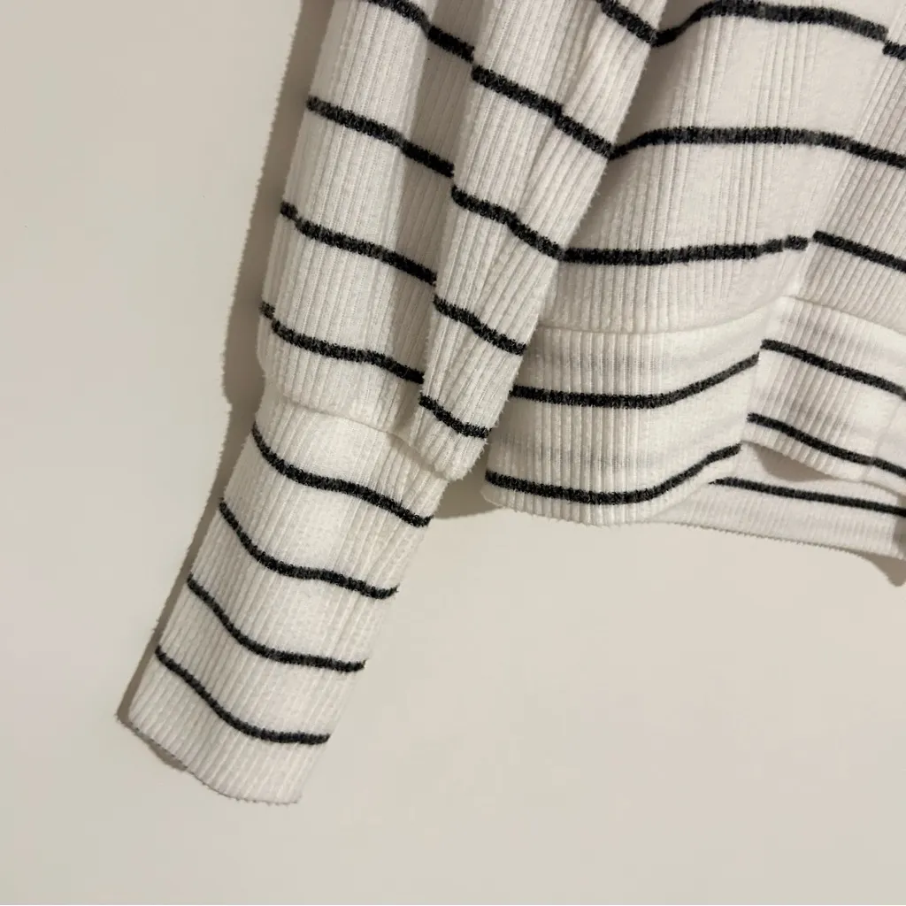 Evereve Tory Pullover Crewneck Sweater Ruffle Puff Sleeve Gray White Size Small - Image 4