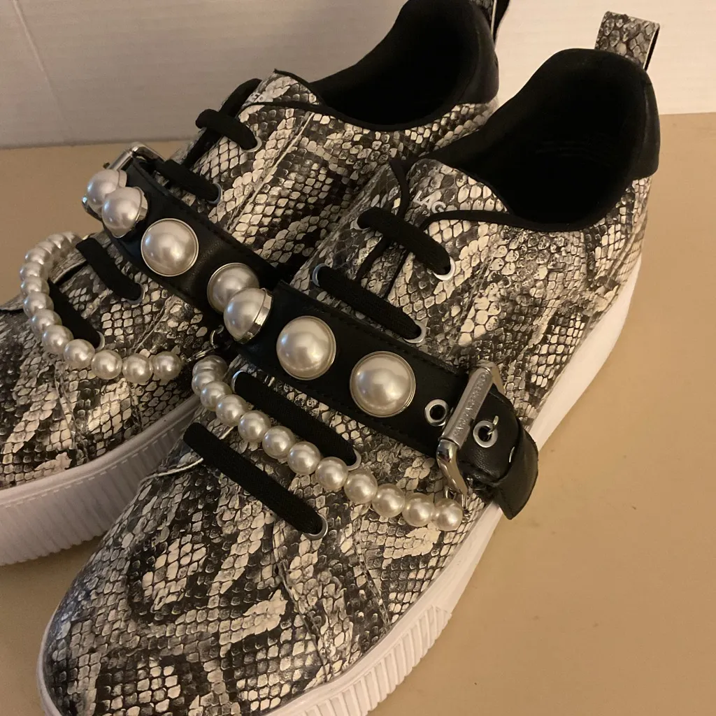Karl Lagerfeld Black and White platform embellished vidya pearls sneakers 11 - Image 5