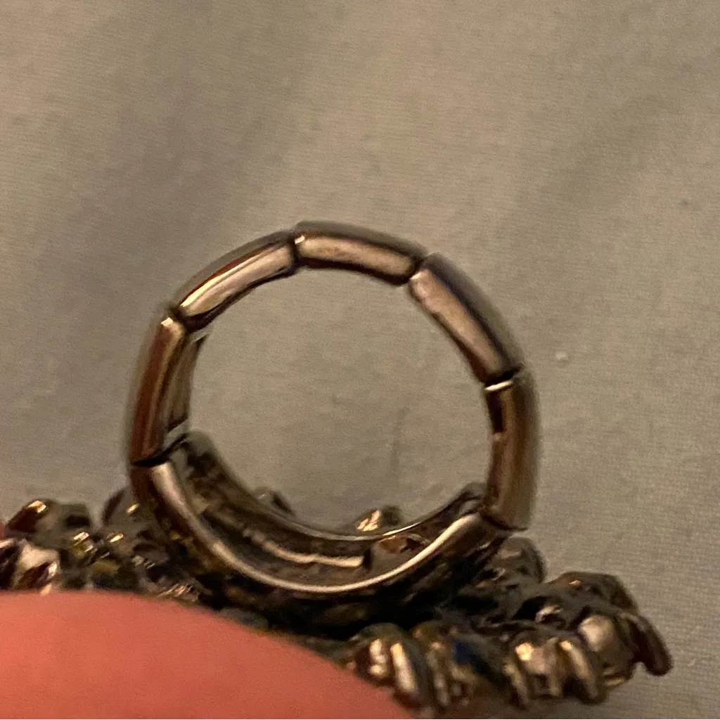 Vintage Finger Ring 1.5” Round Cluster Of Rhinestones Elastic Metal Adjustable Silver - Image 4