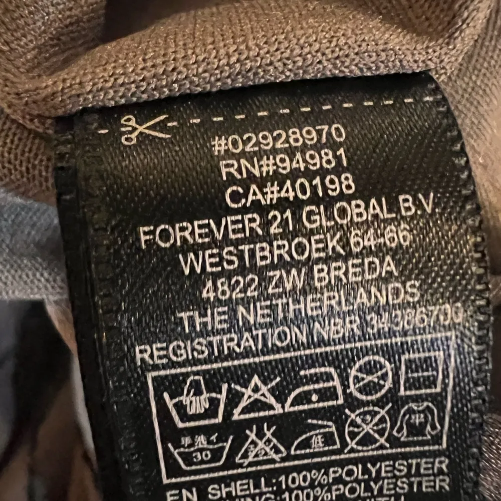 XXI Forever 21 Fun and Flirty Gray/w Black Sequins, Size‎ M - Image 4