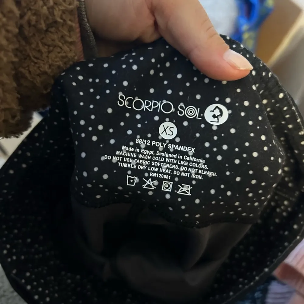 Scorpio Sol Tropical Cropped Active Leggings - Image 3