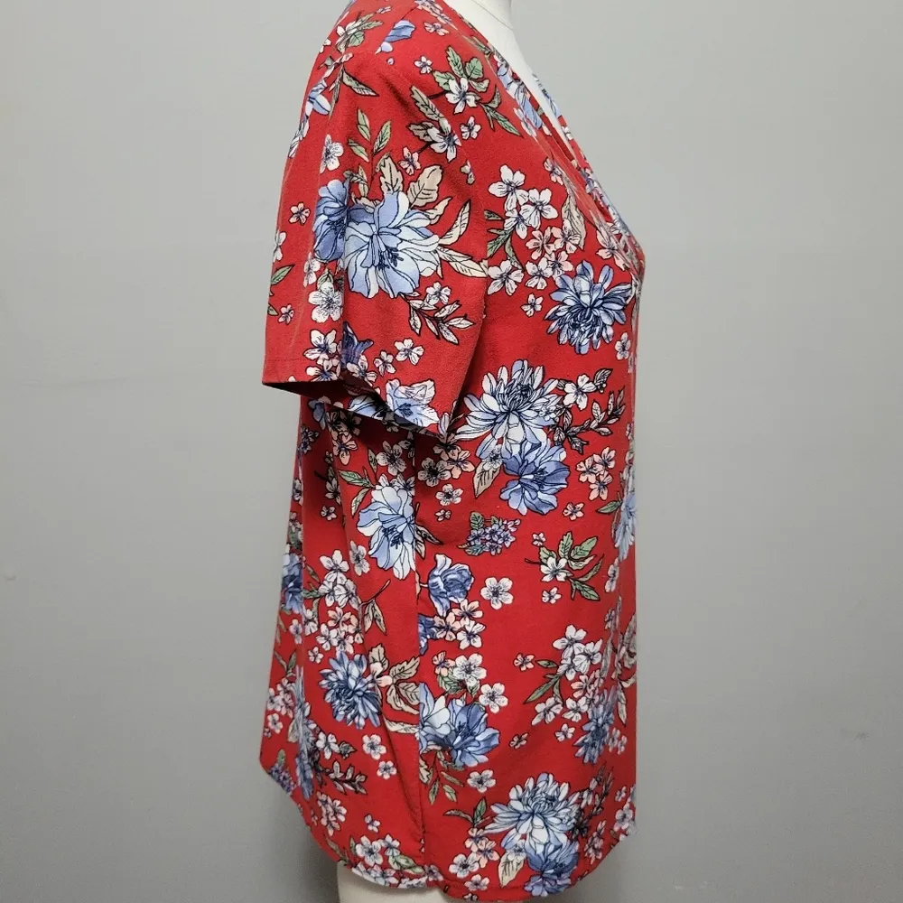 Daytrip red floral strappy cutout tee size  large - Image 5