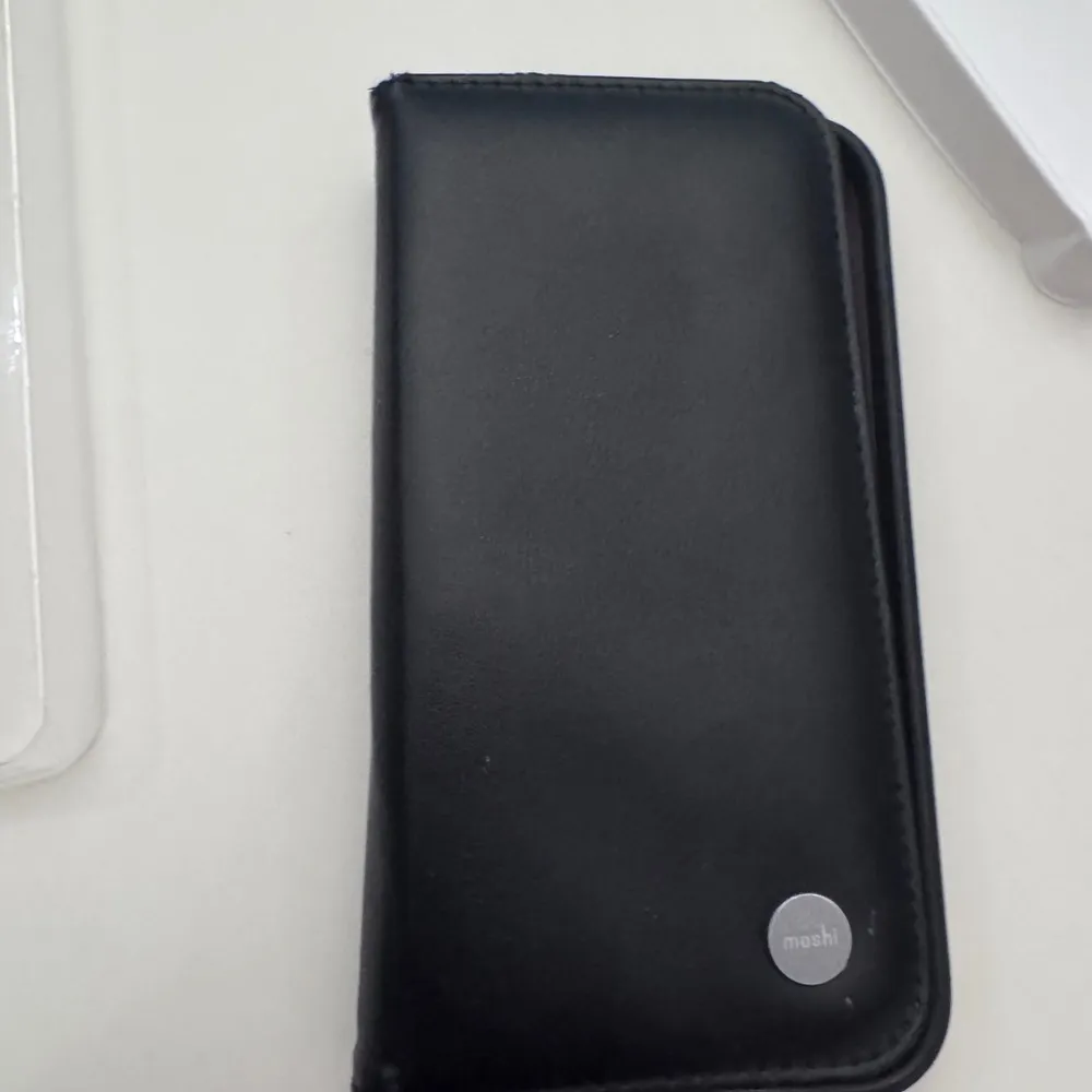 Moshi Overture Wallet Case for iPhone 15 pro - Image 4