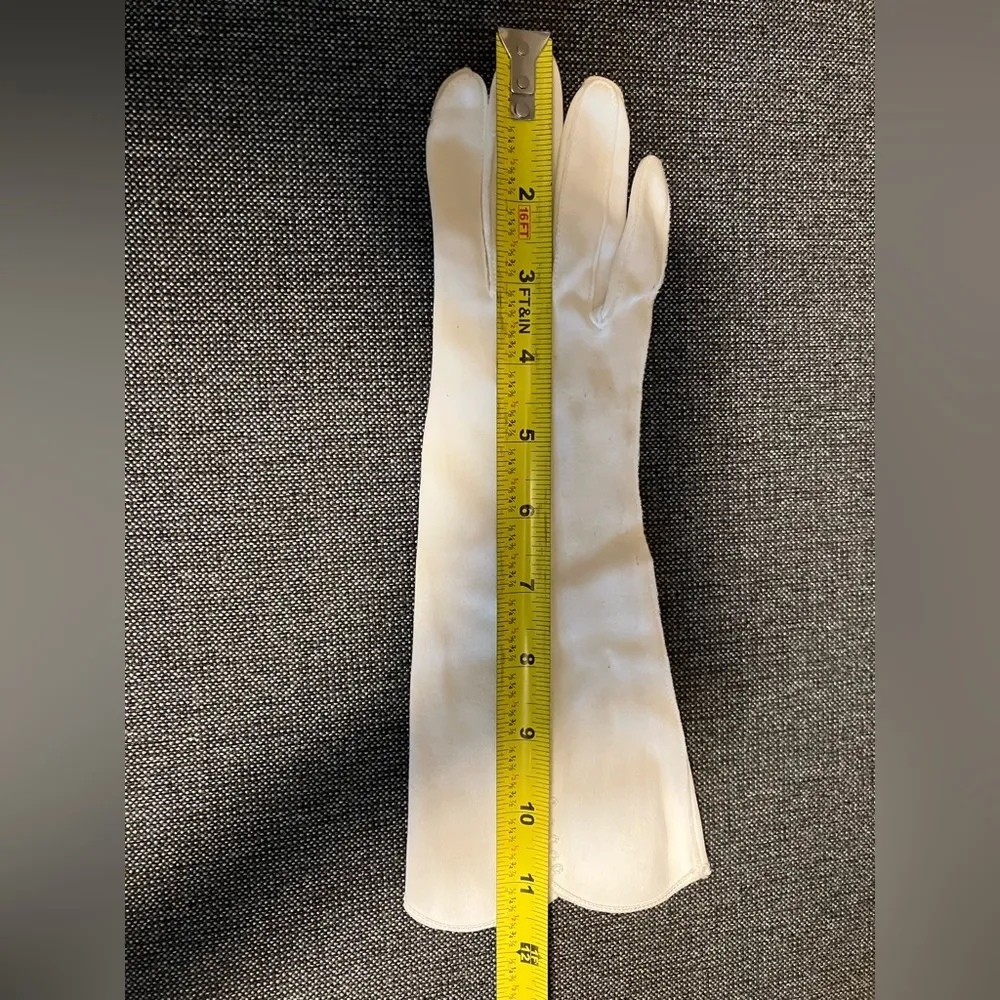 1950s White Shirred Gloves, Size S Black - Image 11