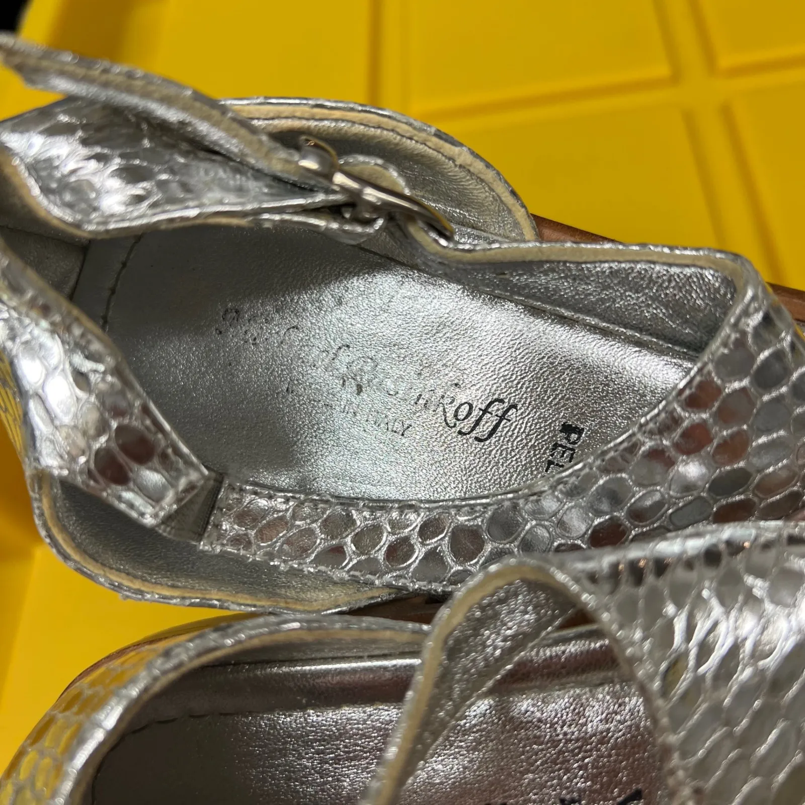 Michael Pasinkoff Silver Snake Print Leather‎ Flat Sandals Made in Italy Size 36 - Image 7