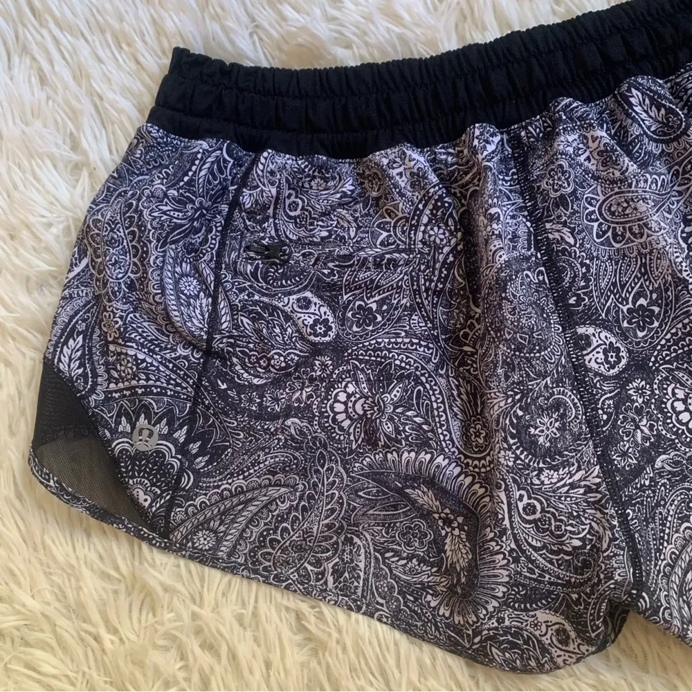 Hotty Hot Short
Mini Antique Paisley White Black / Black Size 8 - Image 5