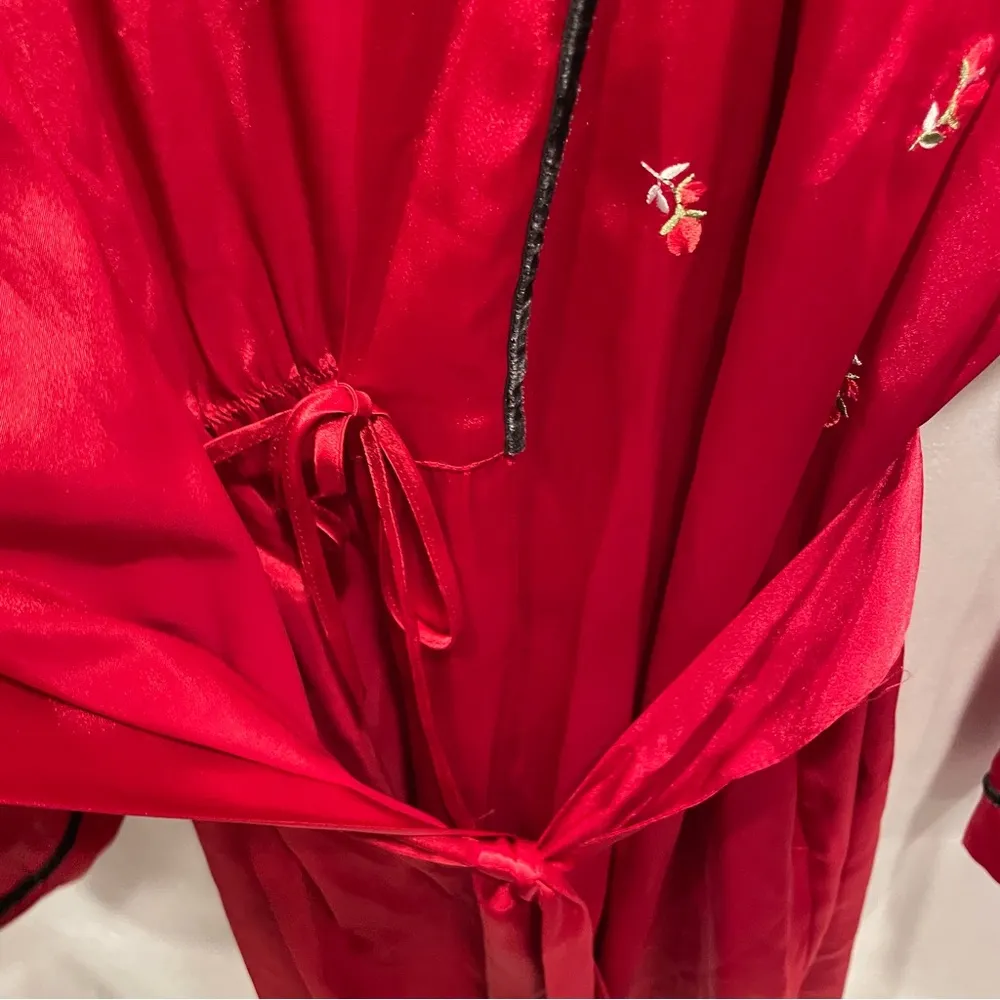 Vintage 90’s-Y2K red silky velvet trim floral embroidered robe Morgan Taylor - Image 6