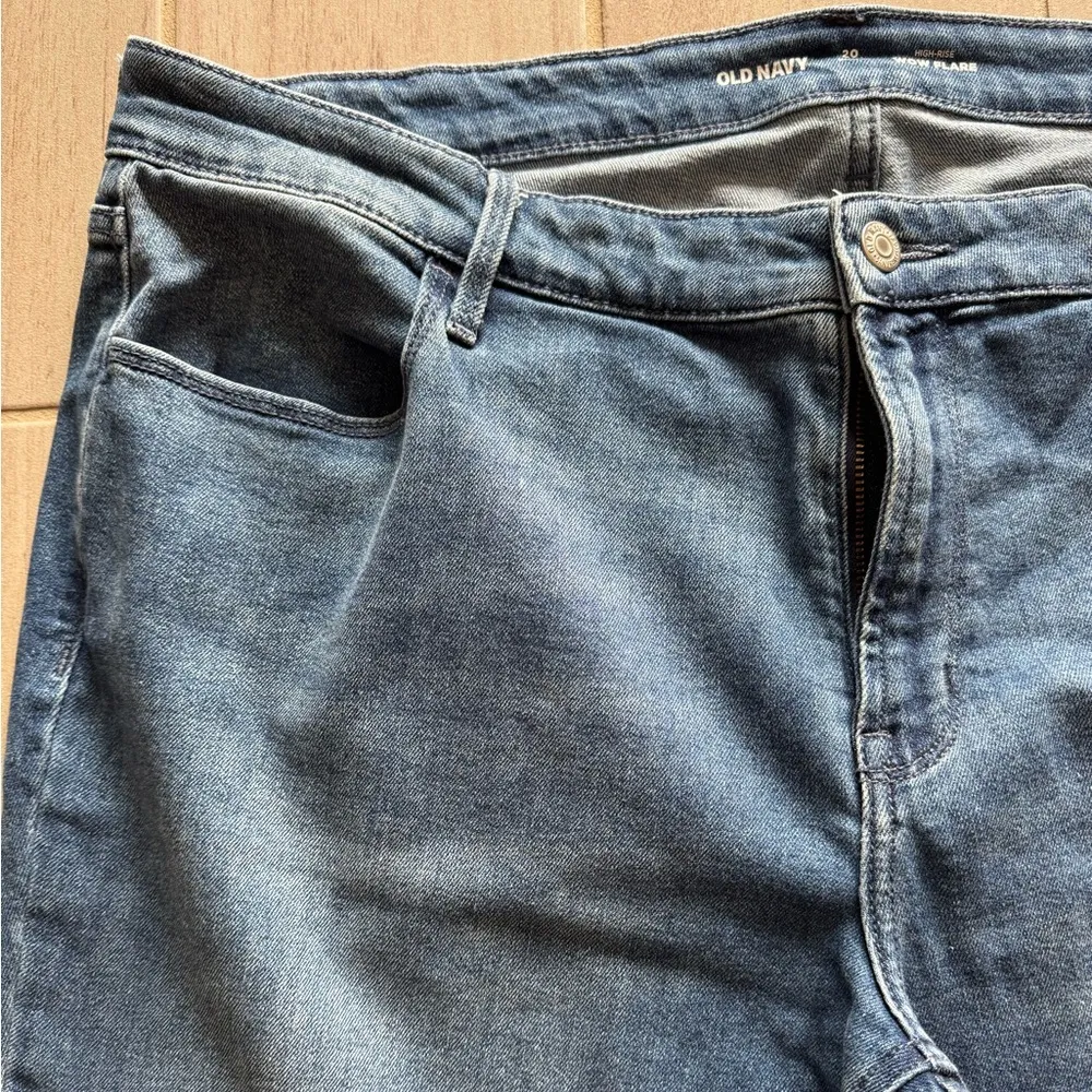 Old Navy Women's 20 Short High-Waisted Wow Flare
Regular Wash Jeans - Image 4