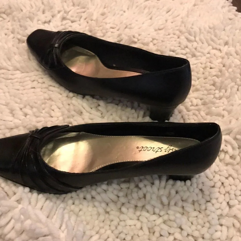 Easy Street Black Pumps Size 8 - Image 7
