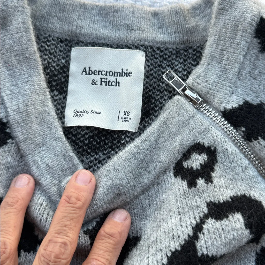 NEW WOMENS XS Abercrombie & Fitch Black and Gray Animal Print Sweater - Image 2