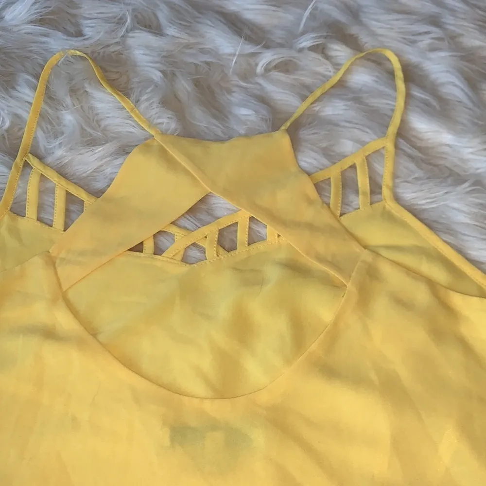 Naked Zebra Yellow Cut Out Sleeveless Blouse Size Small - Image 3