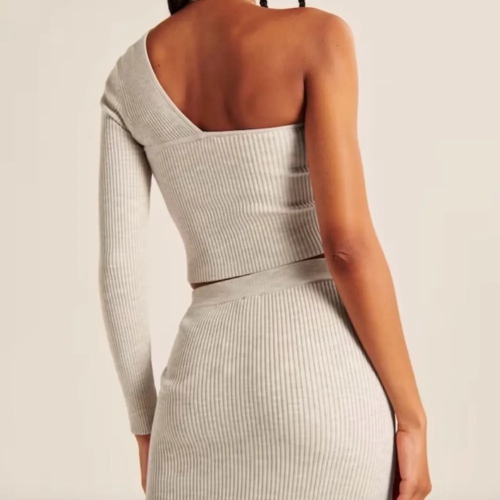 NWT Abercrombie & Fitch Asymmetrical One Shoulder Sweater Size XL - Image 2