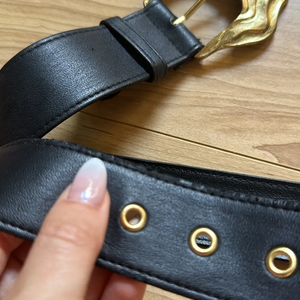 Black belt with gold buckle - Image 2