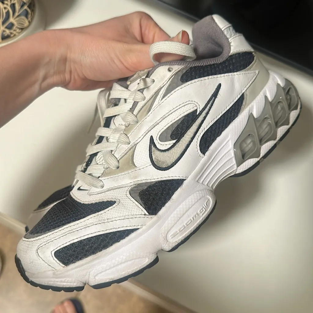 Nike Women's Grey and White Athletic Shoes - Image 7