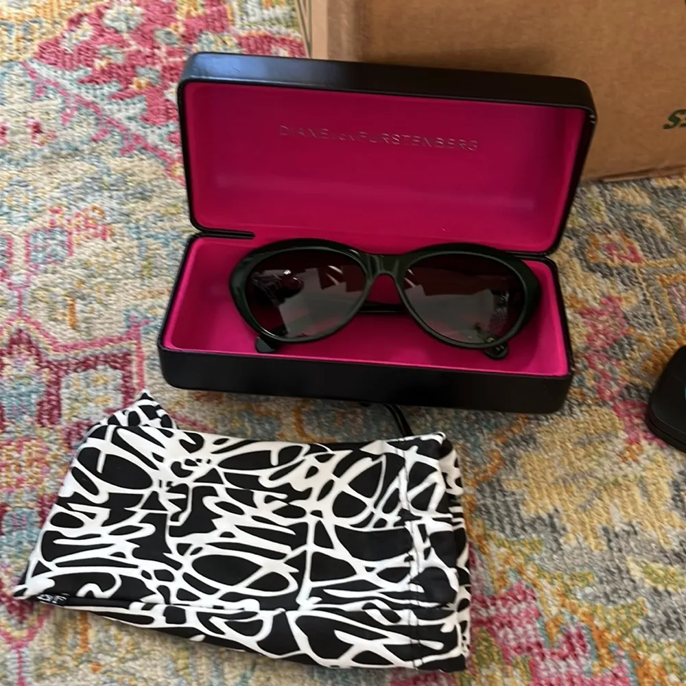 Diane von furstenberg sunglasses in excellent cond - Image 2