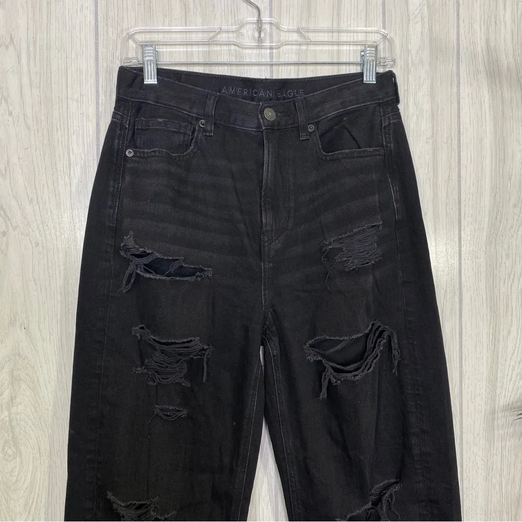 American Eagle Black Distressed Relaxed Mom Jean size 4 - Image 3