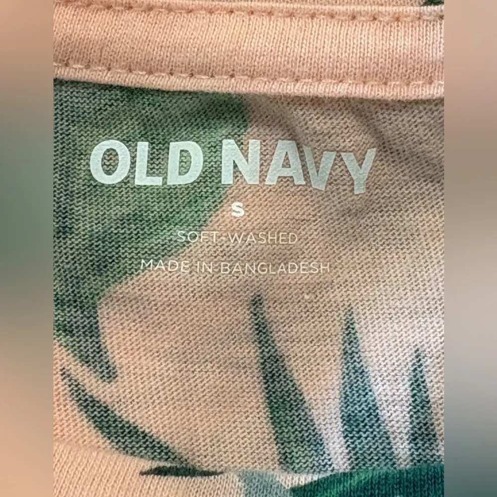 Old Navy Pink and Green Short Sleeve Tee size Small - Image 5