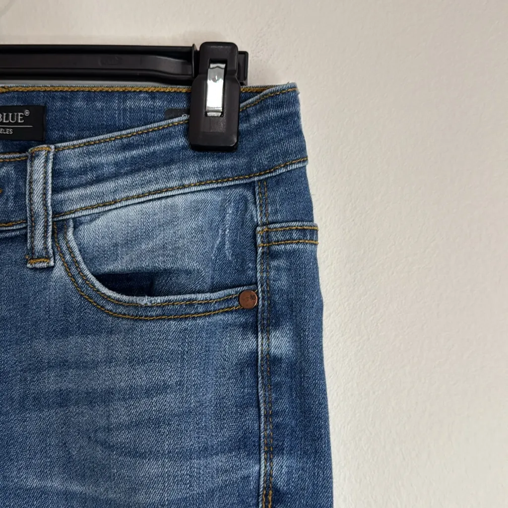 Judy Blue Women’s Capri Fit Cropped Distressed medium Wash Jeans size 26 - Image 6