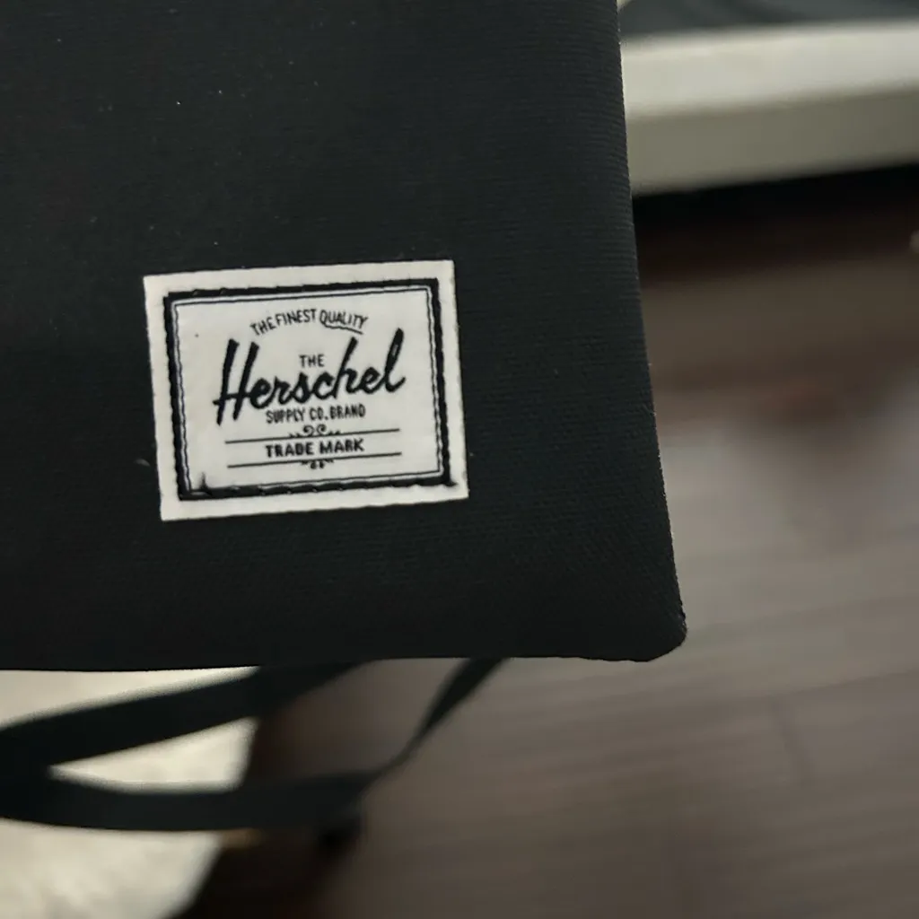 Herschel Supply Company Black Alder crossbody bag NWT - Image 4