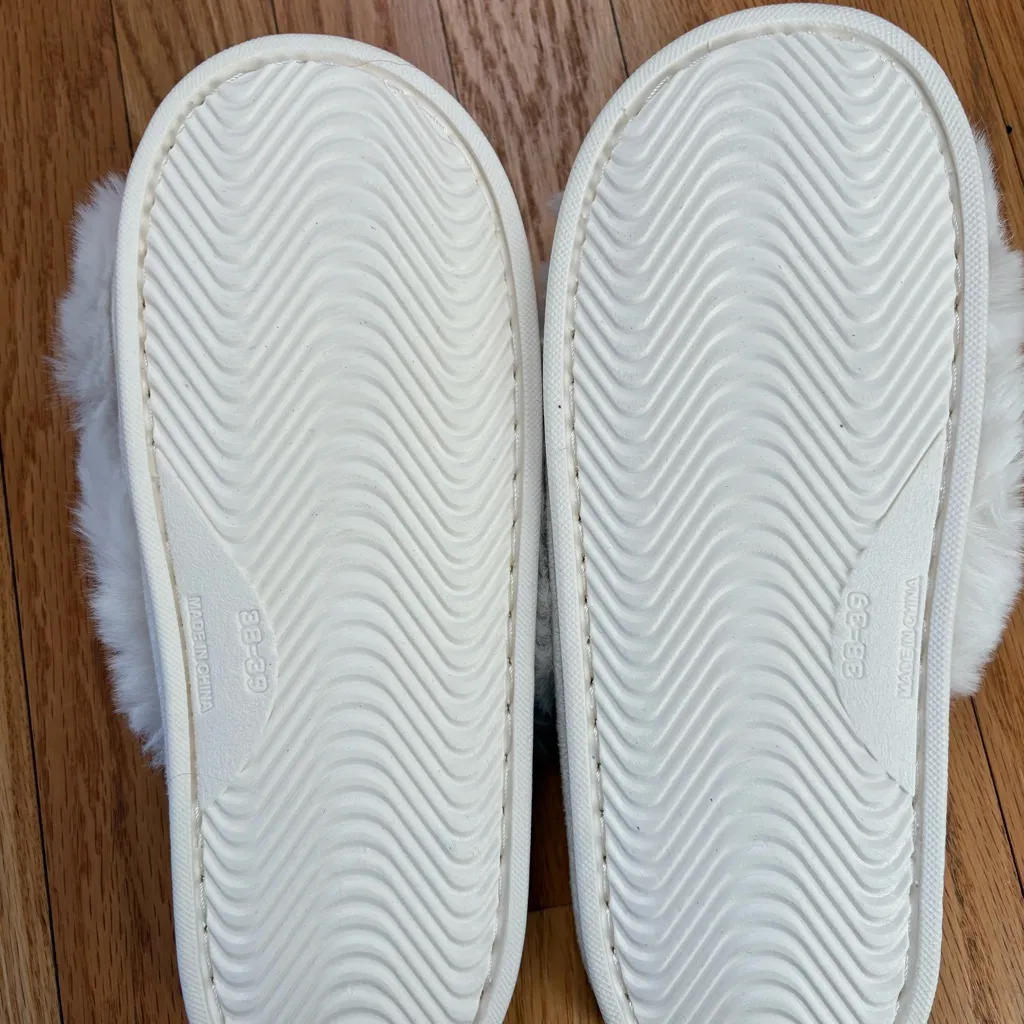 Fluffy White Slippers Size 6.5 - Image 2