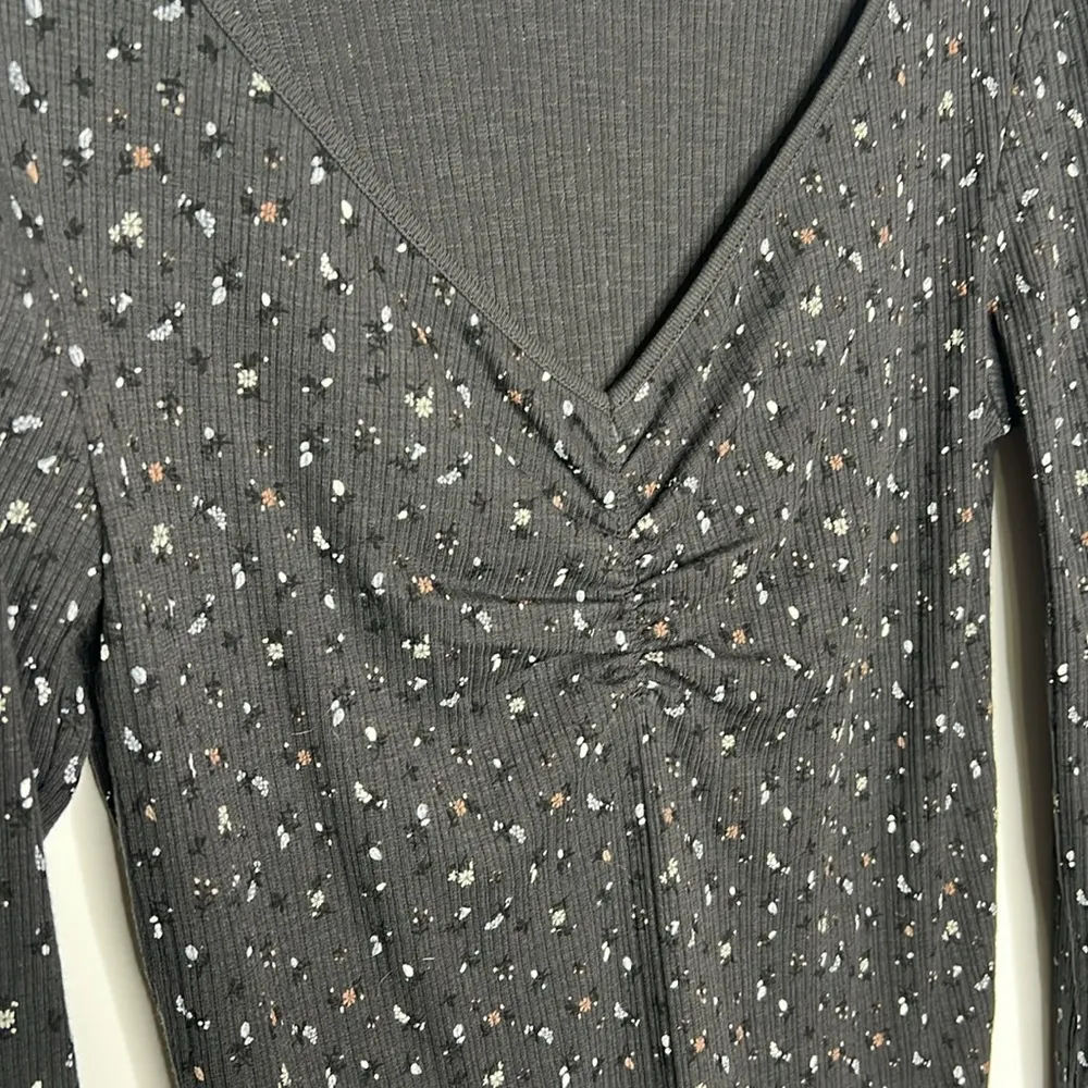 Old Navy NWOT Tiny Floral Dark Gray Long Sleeve Top - Image 2