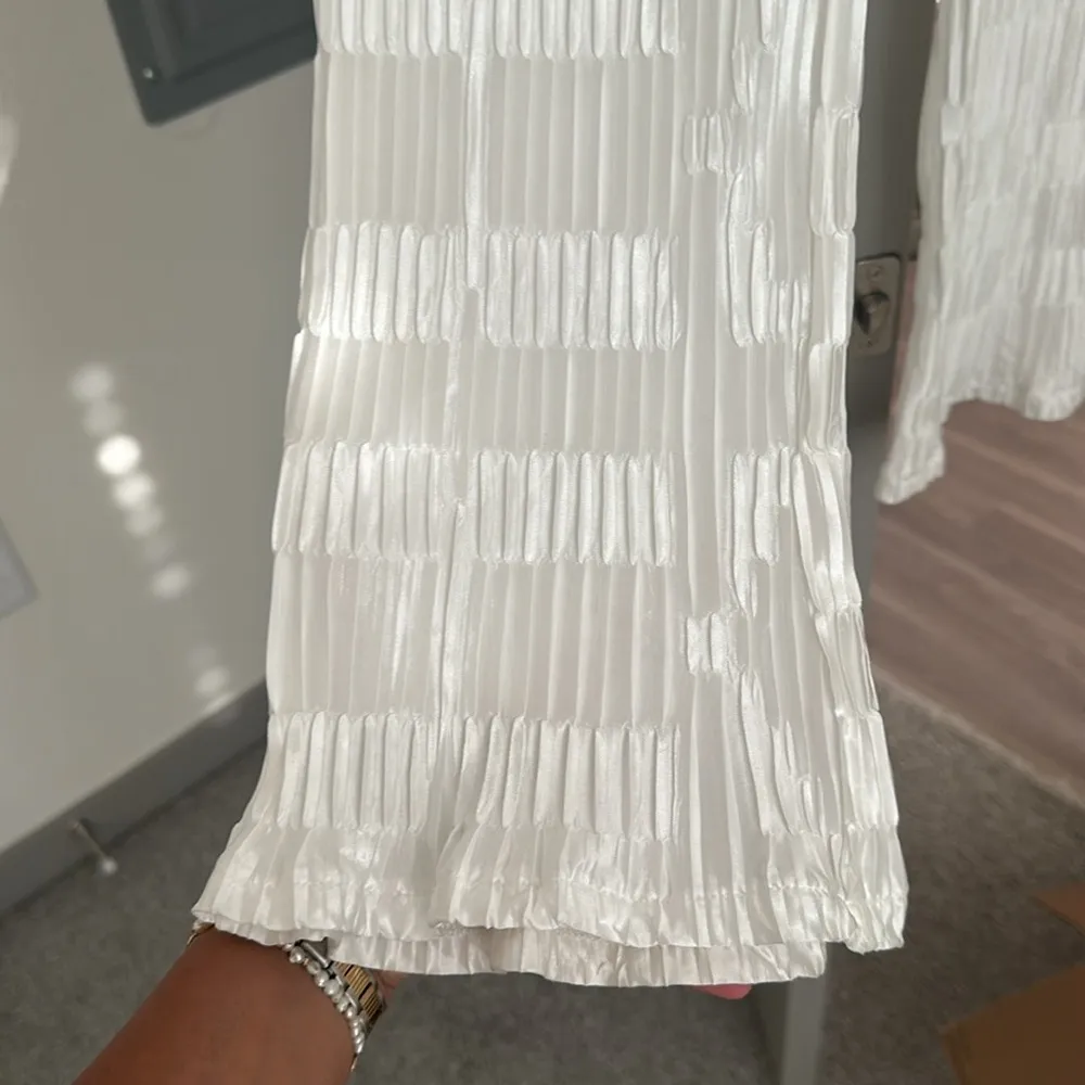 princess polly white pants size 2(very stretchy and can fit up to a medium) - Image 2