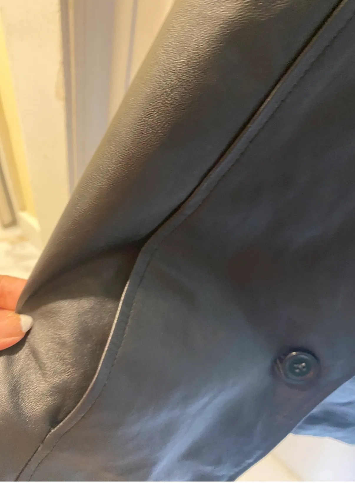 Elegant Black Leather Jacket with Purple Interior LG HOOK Size: S - Image 4