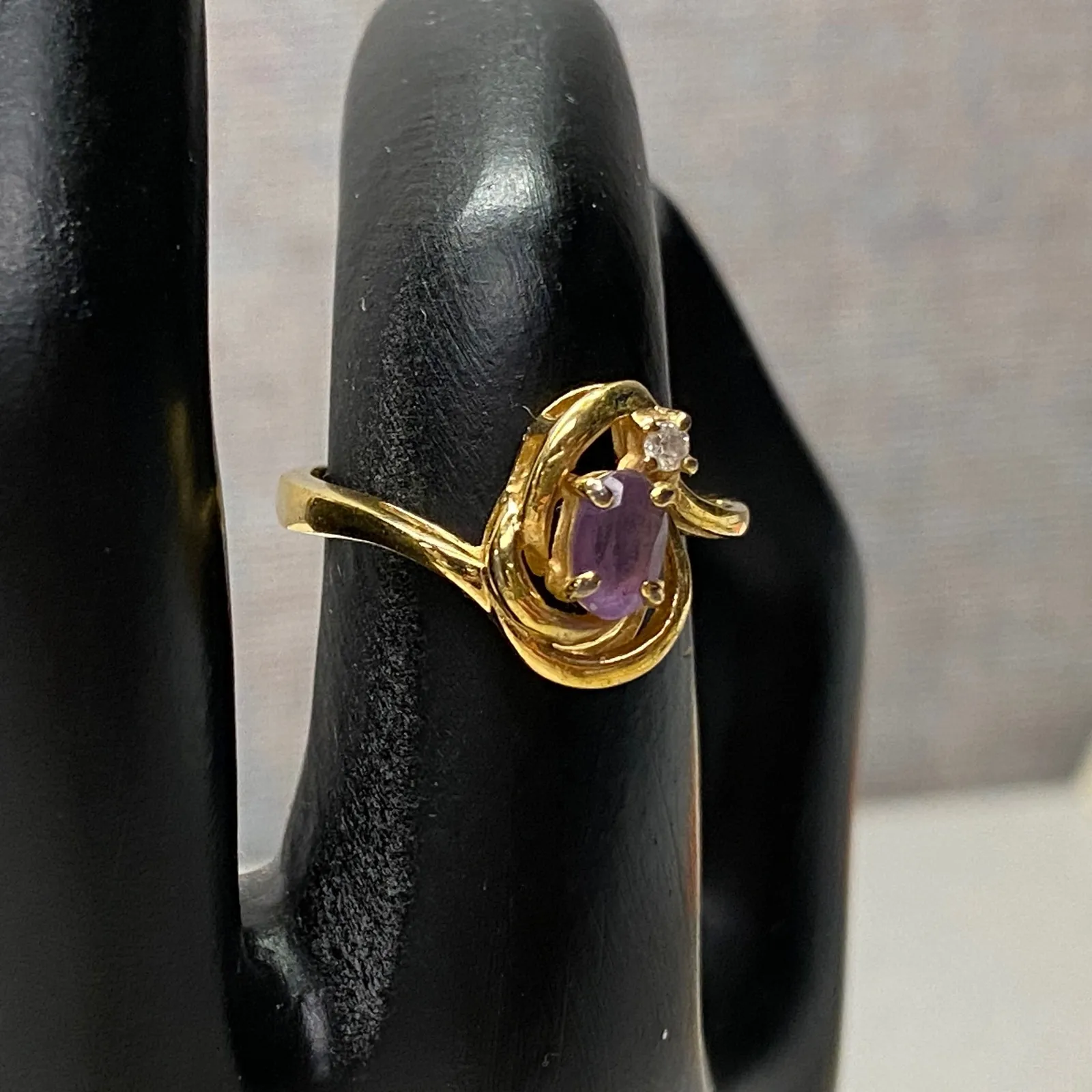 Vintage Gold Tone Taiwan Stamped Oval Amethyst CZ Swirl Fashion Ring Size 5.75 Purple - Image 2