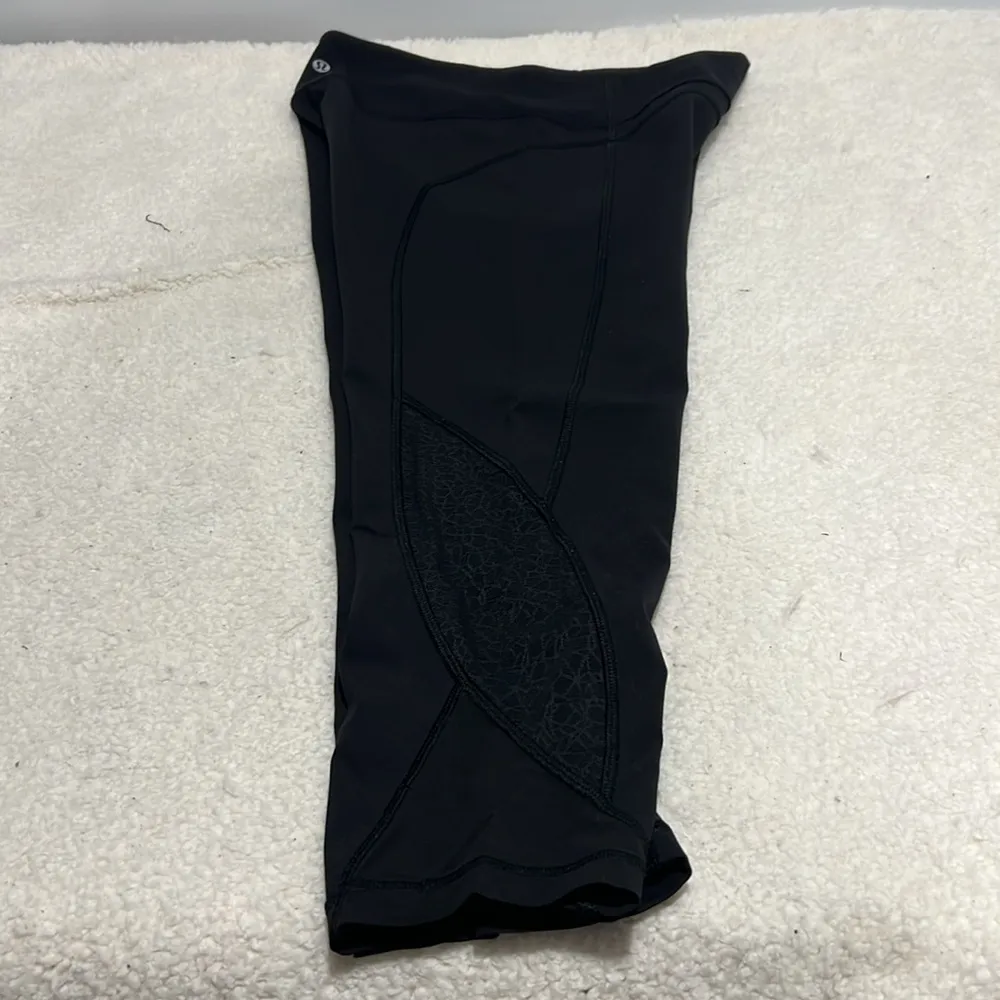 Lululemon Black Twist and Train Crop Leggings w/Lace Detail Women's Size 6 - Image 5