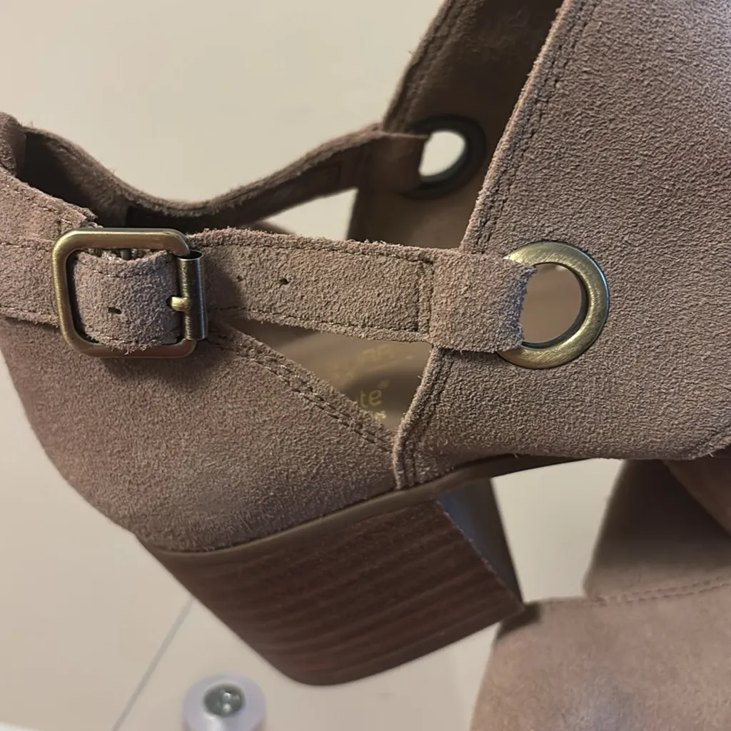 Koolaburra By UGG Tan Sandals with Modern Cut-Out Design - Image 11