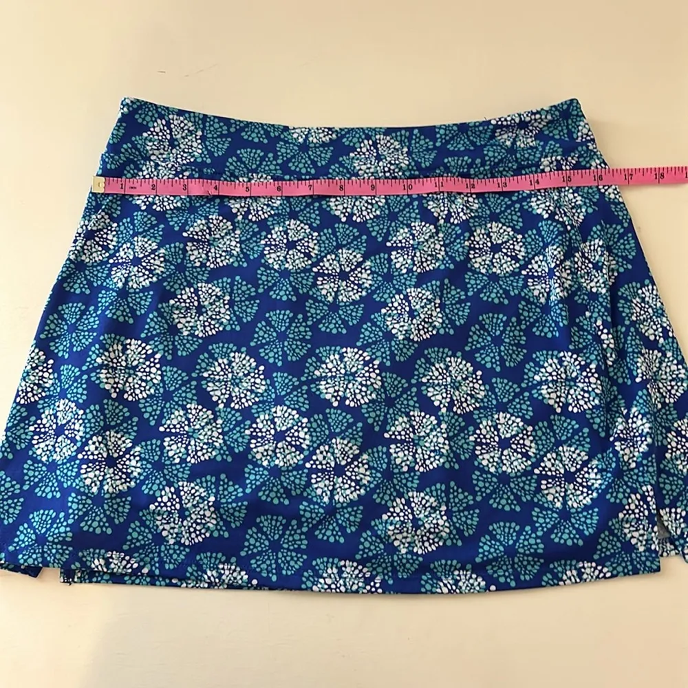 Blue & white flower puff stretchy drift athletic skort Size M - Image 3