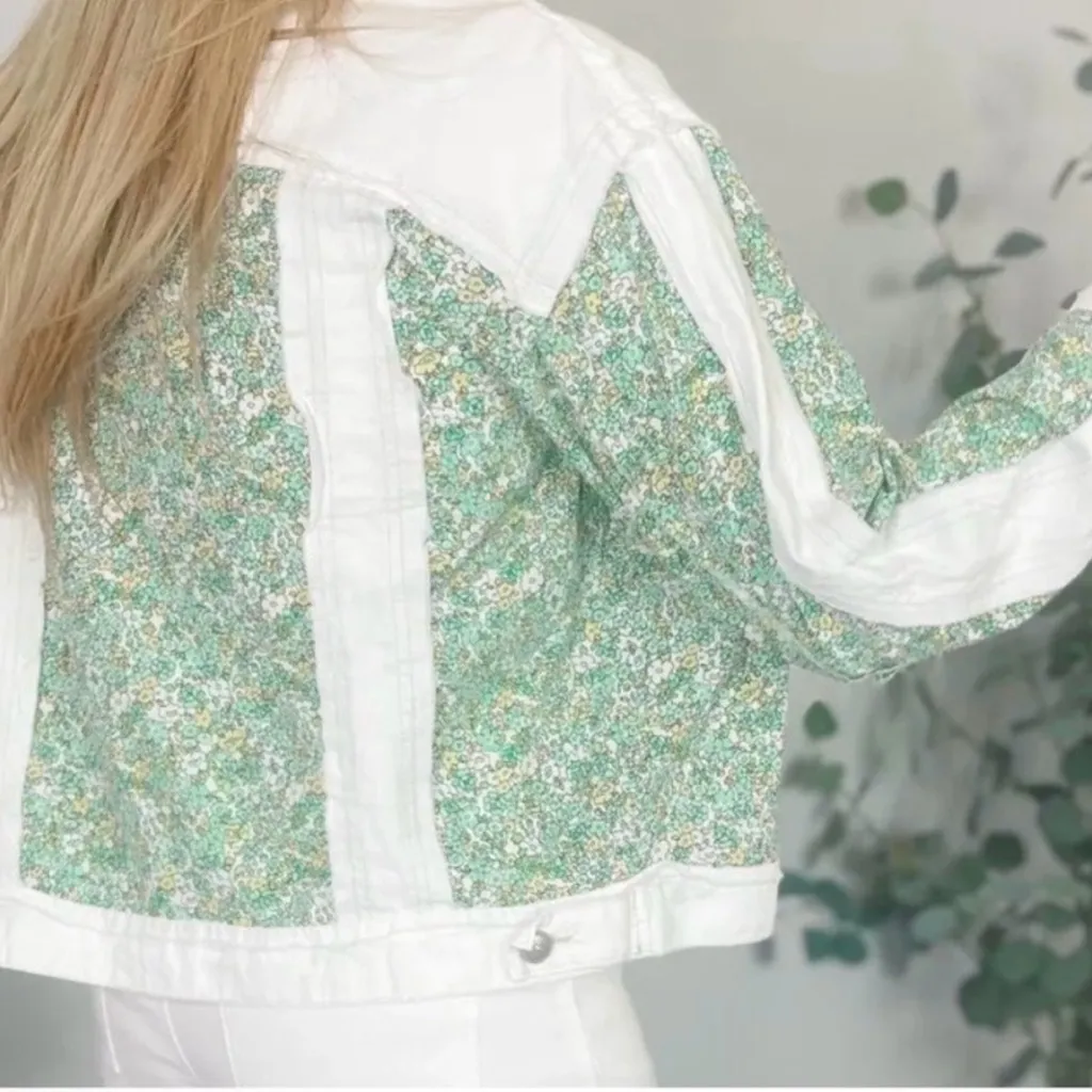 POL White Denim Jacket Floral Patch
Boho Cropped Jean Jacket S - Image 2