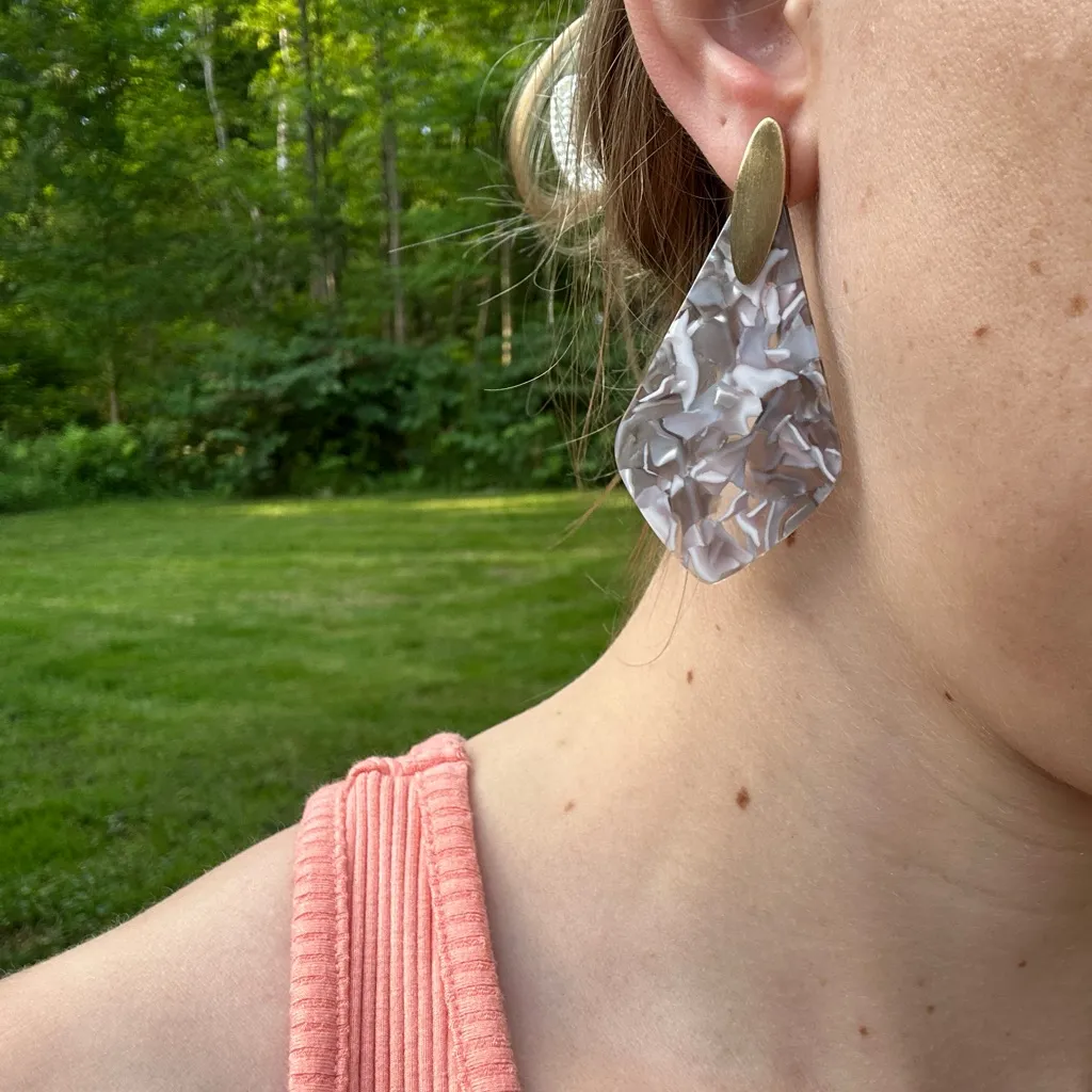 Vintage 1980s Grey/White Plastic Earrings - Image 3