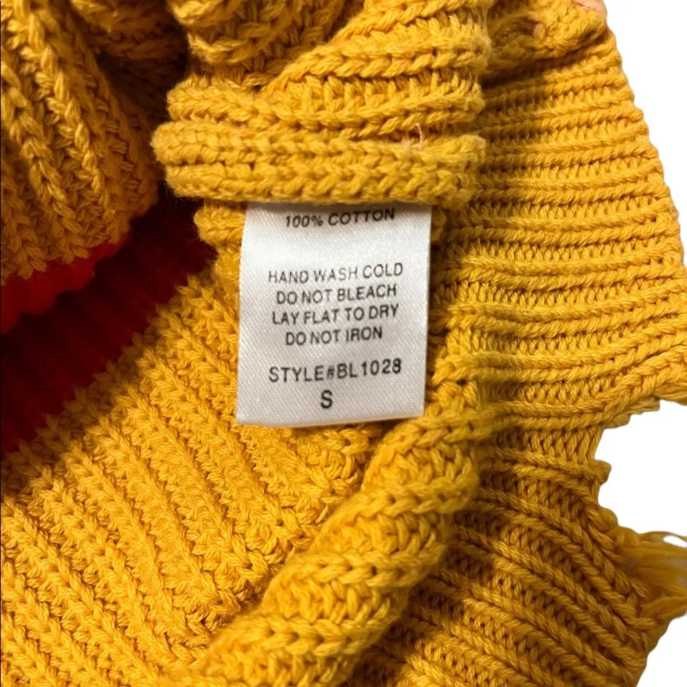 Blank Paige Oversized V-neck Striped
Sweater size small - Image 4