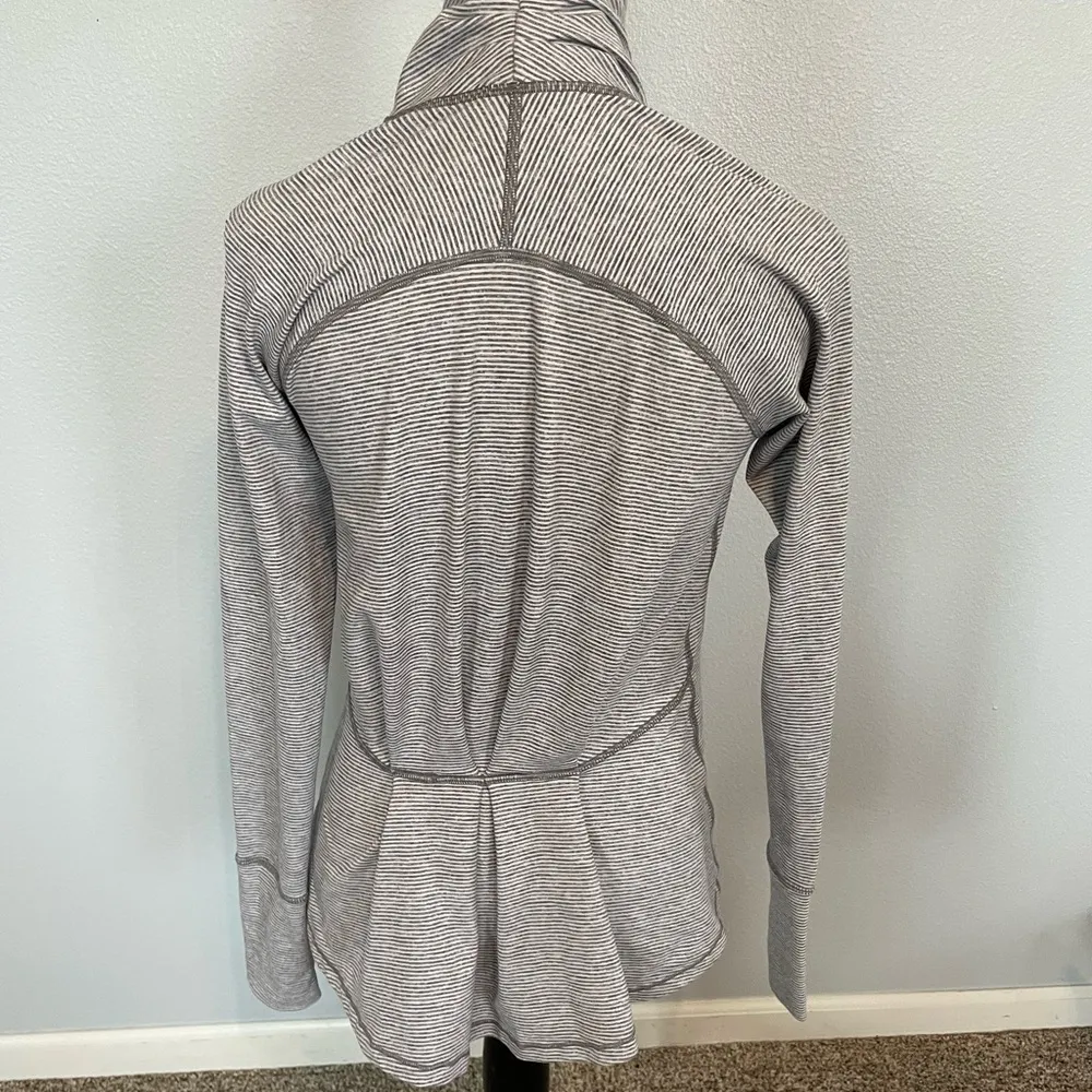 Lululemon Warm Your Core Striped Gray & White Stripe Long Sleeve Top size Small - Image 5