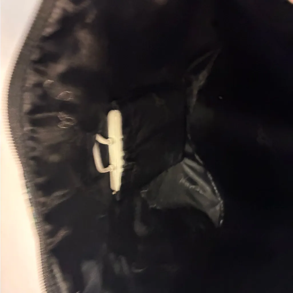 Vera Bradley retired Kiev Paisley Crossbody w/ Chic Buds USB Power Charger Bank - Image 6