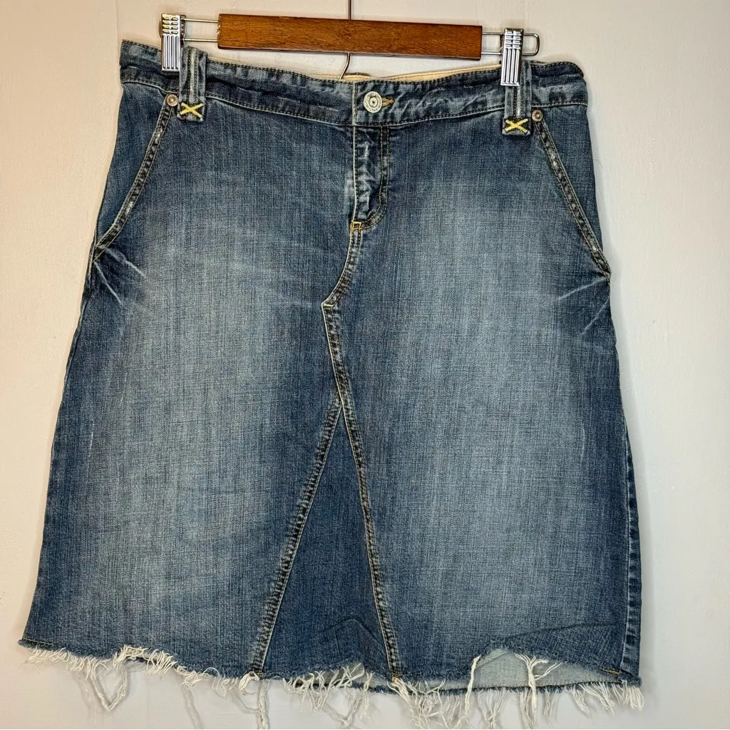 Banana Republic Y2K Denim Skirt Raw Hem Distressed A-Line Medium Wash Size 4 - Image 2