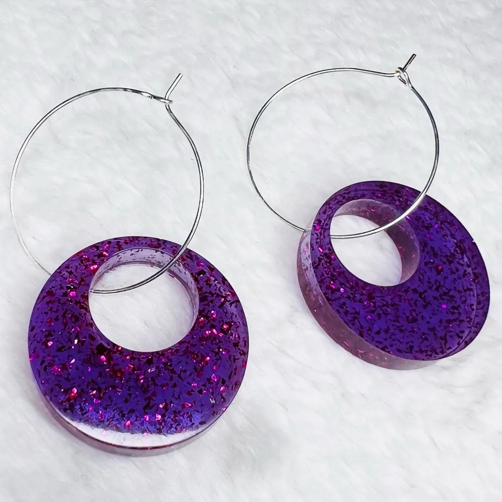 Purple Glitter Resin Round Ring Pendant Hoop Earrings - Image 2