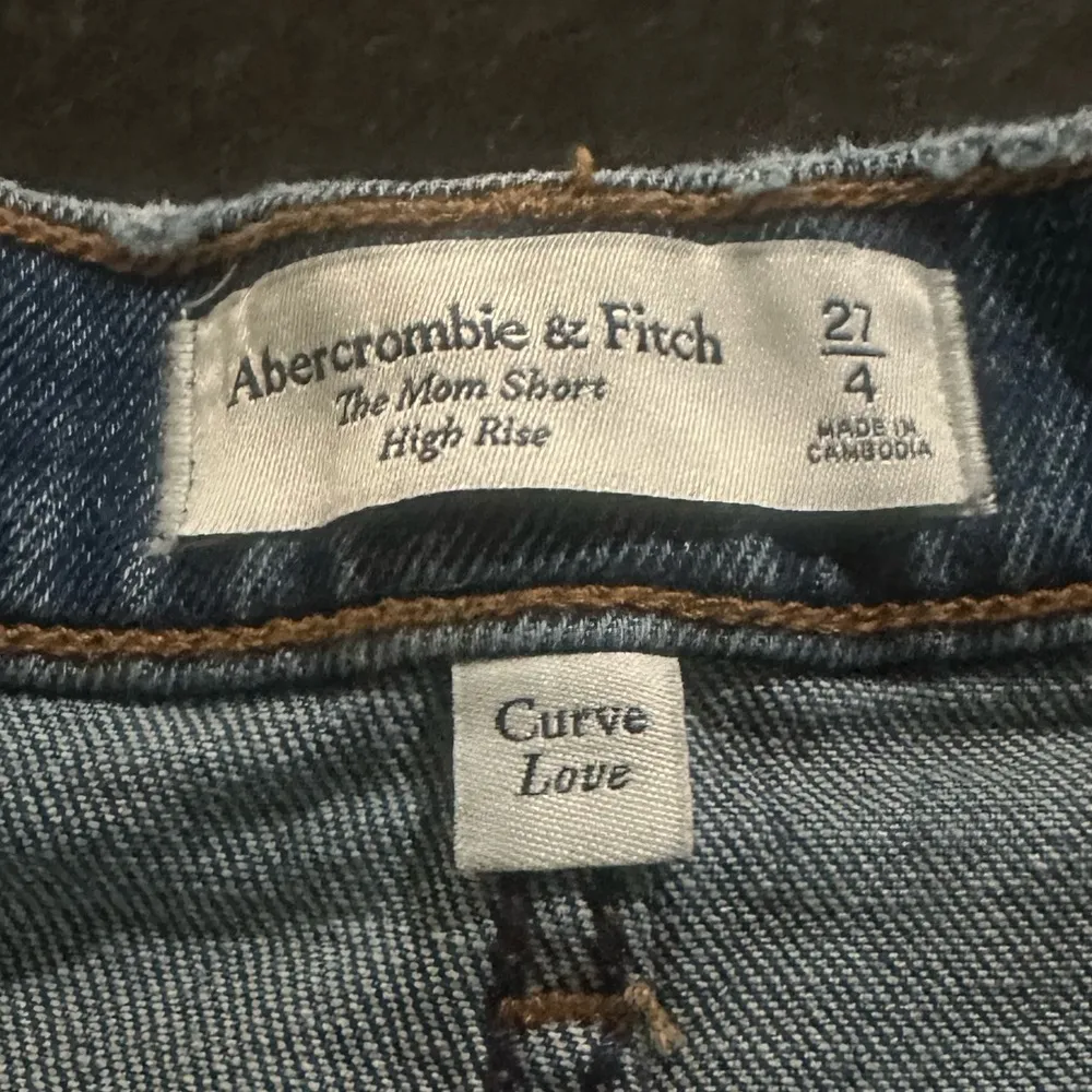 Abercrombie & Fitch Curve Love Mom Distressed Denim Cutoff Shorts Sz 4/27 - Image 5