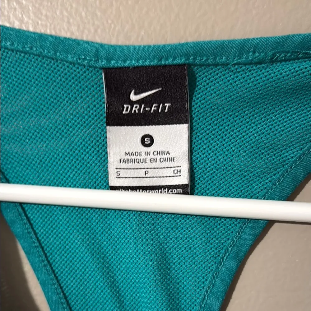 Nike Green Sleeveless Crop Tank Top - Image 2