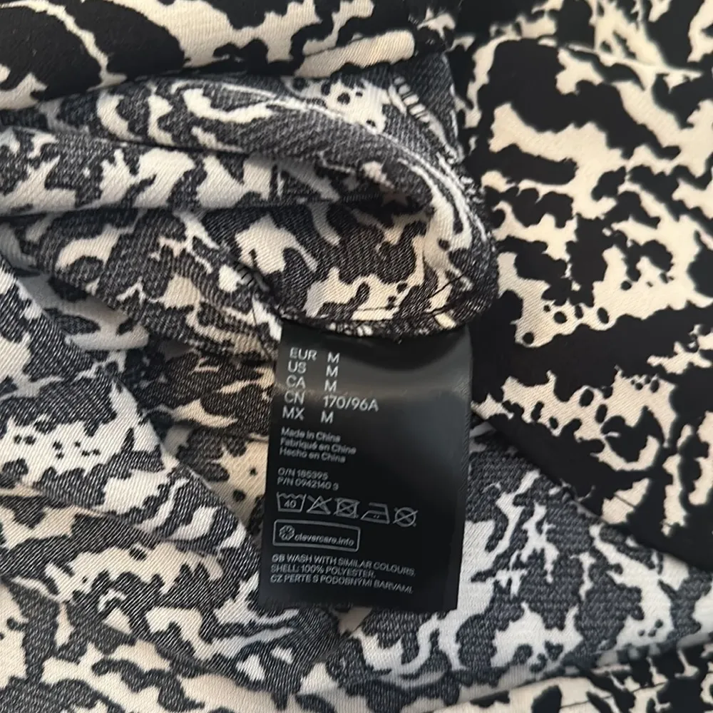 H&M Balloon Sleeved black and White Printed Dress Medium - Image 7