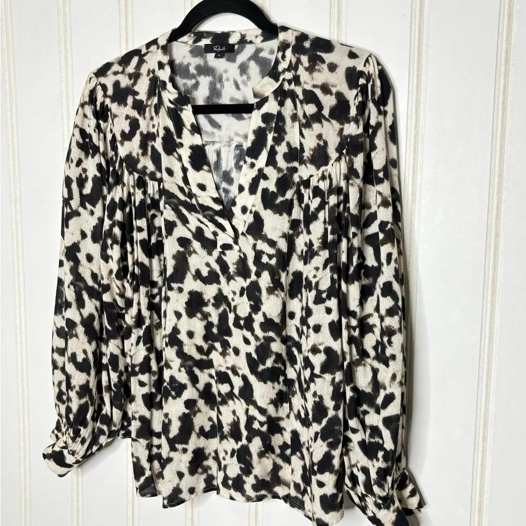 Rails  Fable Top in Blurred Cheetah 793 - Image 2