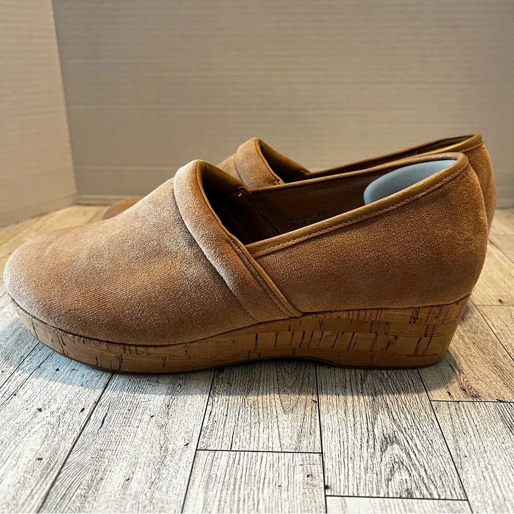 Corkys Footwear Women's All Day Velvet Clogs Camel Cork Platform Size 10M Tan - Image 6