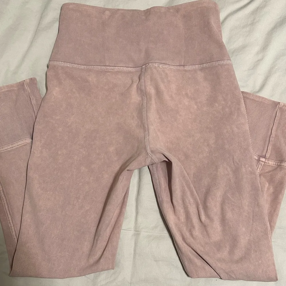 Wunder Under Crop HR 23" Rib DESIGNED FOR YOGA Pale pink leggings ( wore once) - Image 5