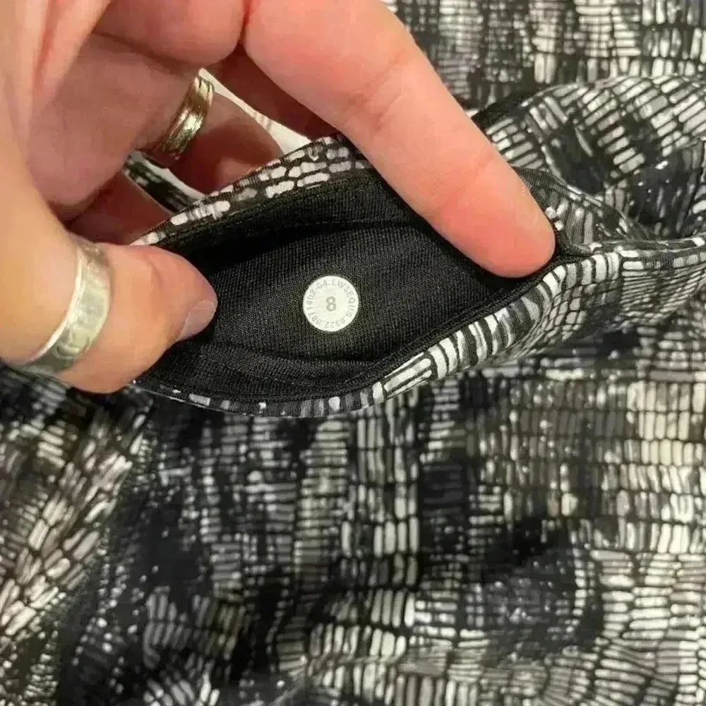 Lululemon InStill HR Tight Womens 8 Black White Geometric 25” LW5EQUS Leggings - Image 7