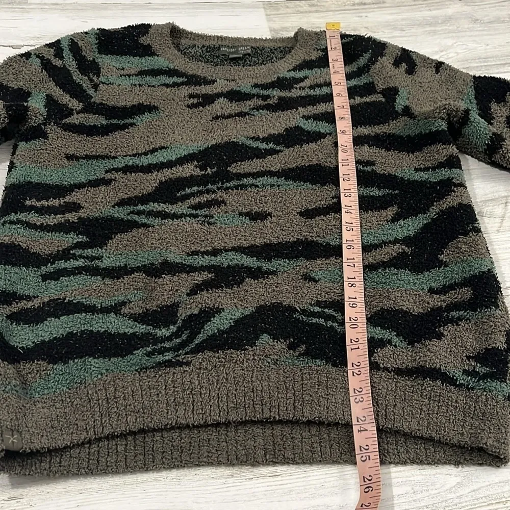 Barefoot Dreams Cozy Chic Camo Seaside Crew Neck Pullover Size M - Image 9