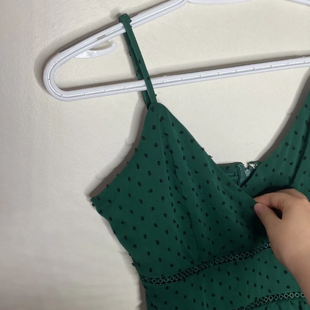 Francesca’s Mi Ami Hunter Green Clip dot tiered ruffled dress size M - Image 5